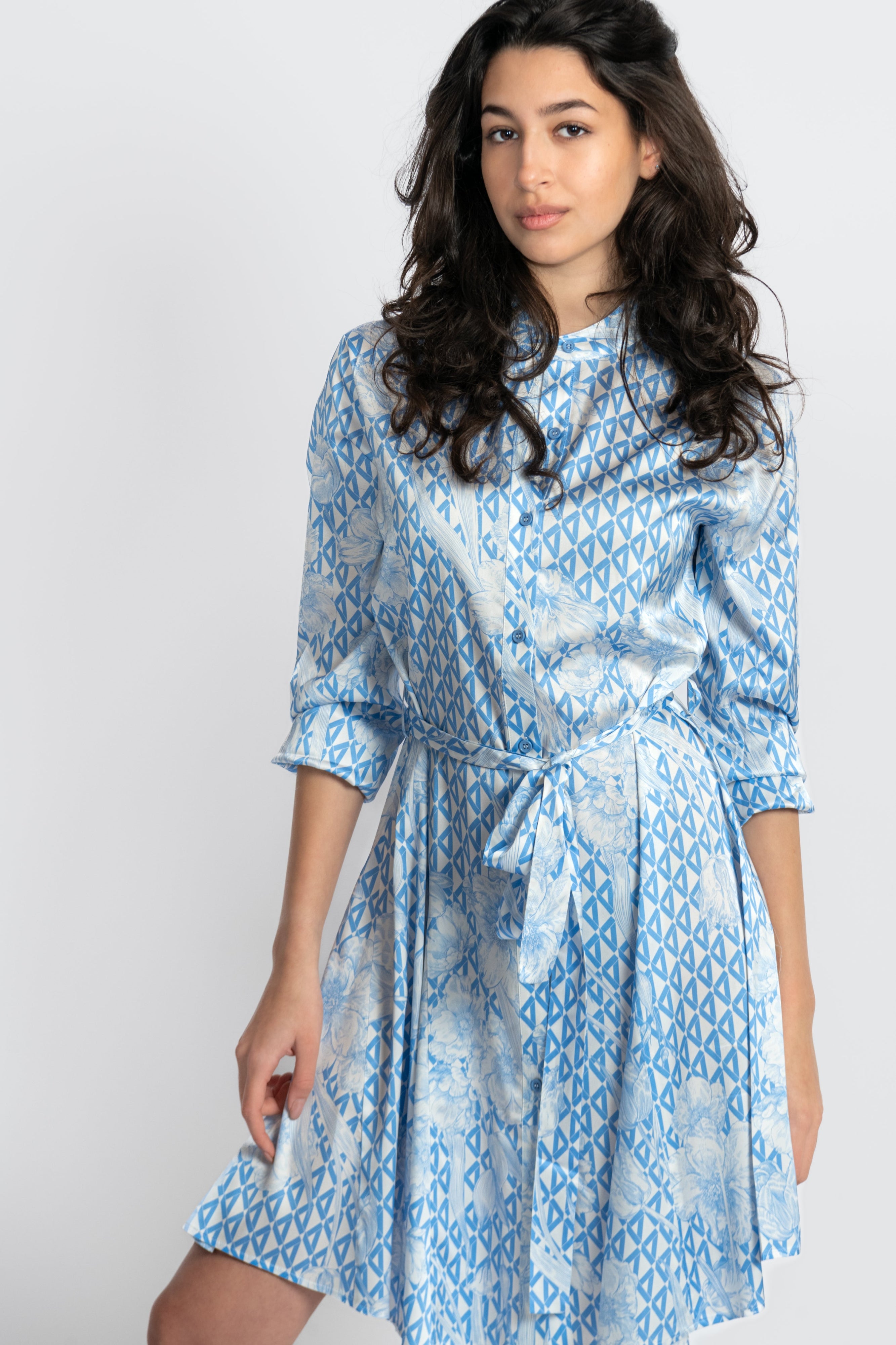 Kleid, Cashmere, Luxusmode, Designermode, Frauenmode, Sommerlich, leicht, luftig, gemütlich, geometrisches Muster, Weiß, Hell Blau, Zeitlose Mode