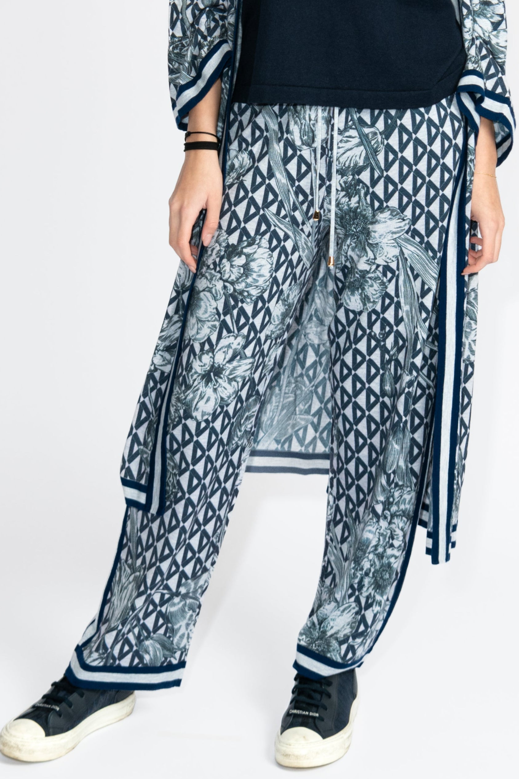 Hose, Cashmere, Luxusmode, Designermode, Frauenmode, Sommerlich, leicht, luftig, gemütlich, geometrisches Muster, Weiß, Navy, dunkel Blau,
