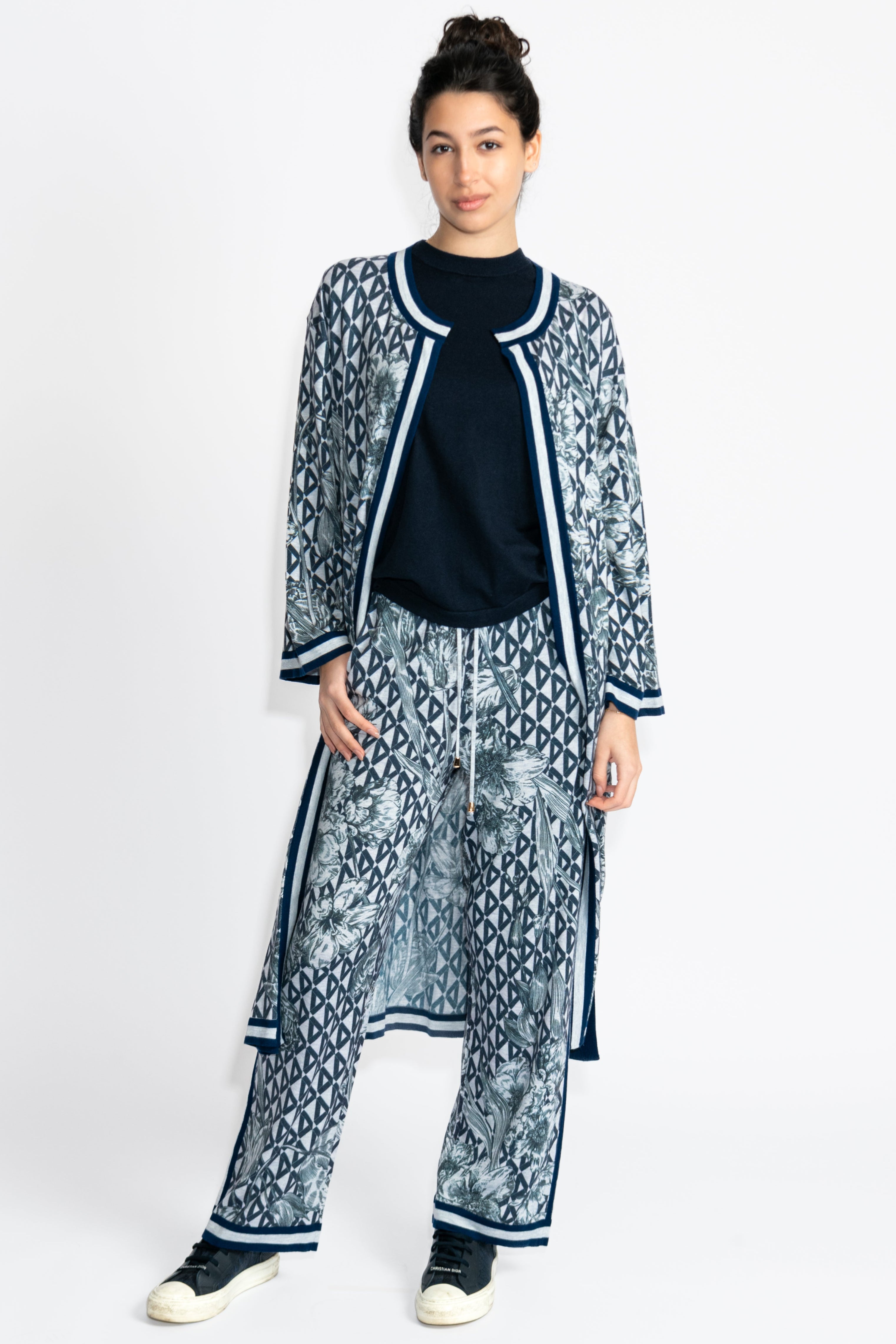 Cardigan, Cashmere, Luxusmode, Designermode, Frauenmode, Sommerlich, leicht, luftig, gemütlich, geometrisches Muster, Weiß, Navy, dunkel Blau,
